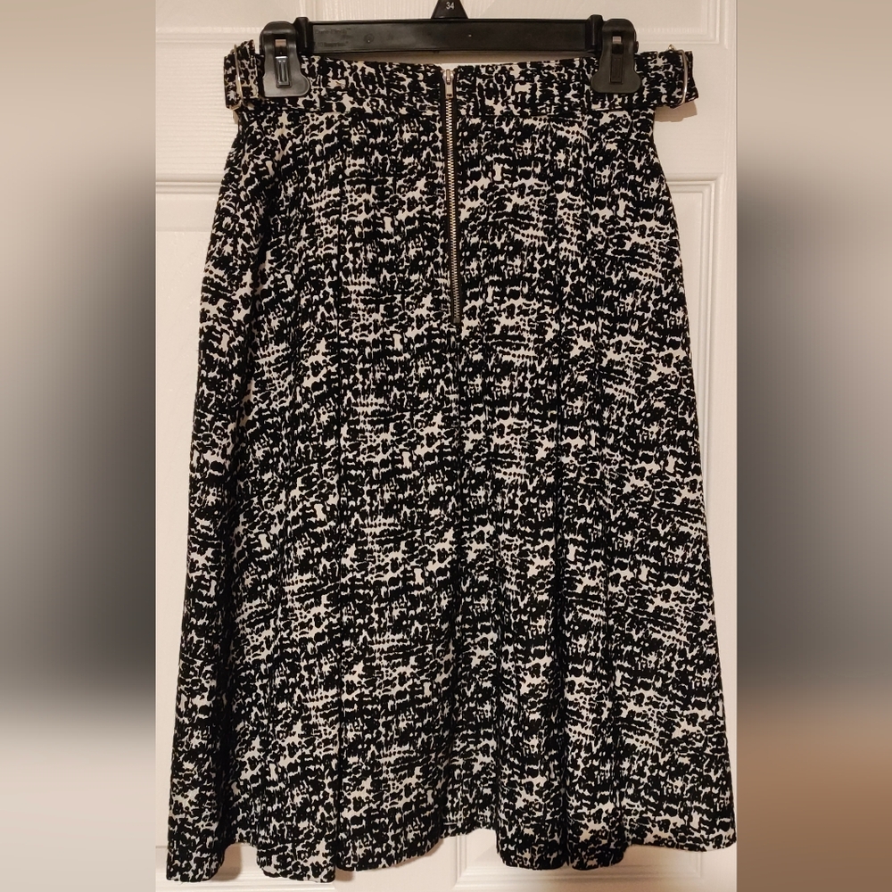 H&M patterned+ textured midi skirt with pockets, size 6